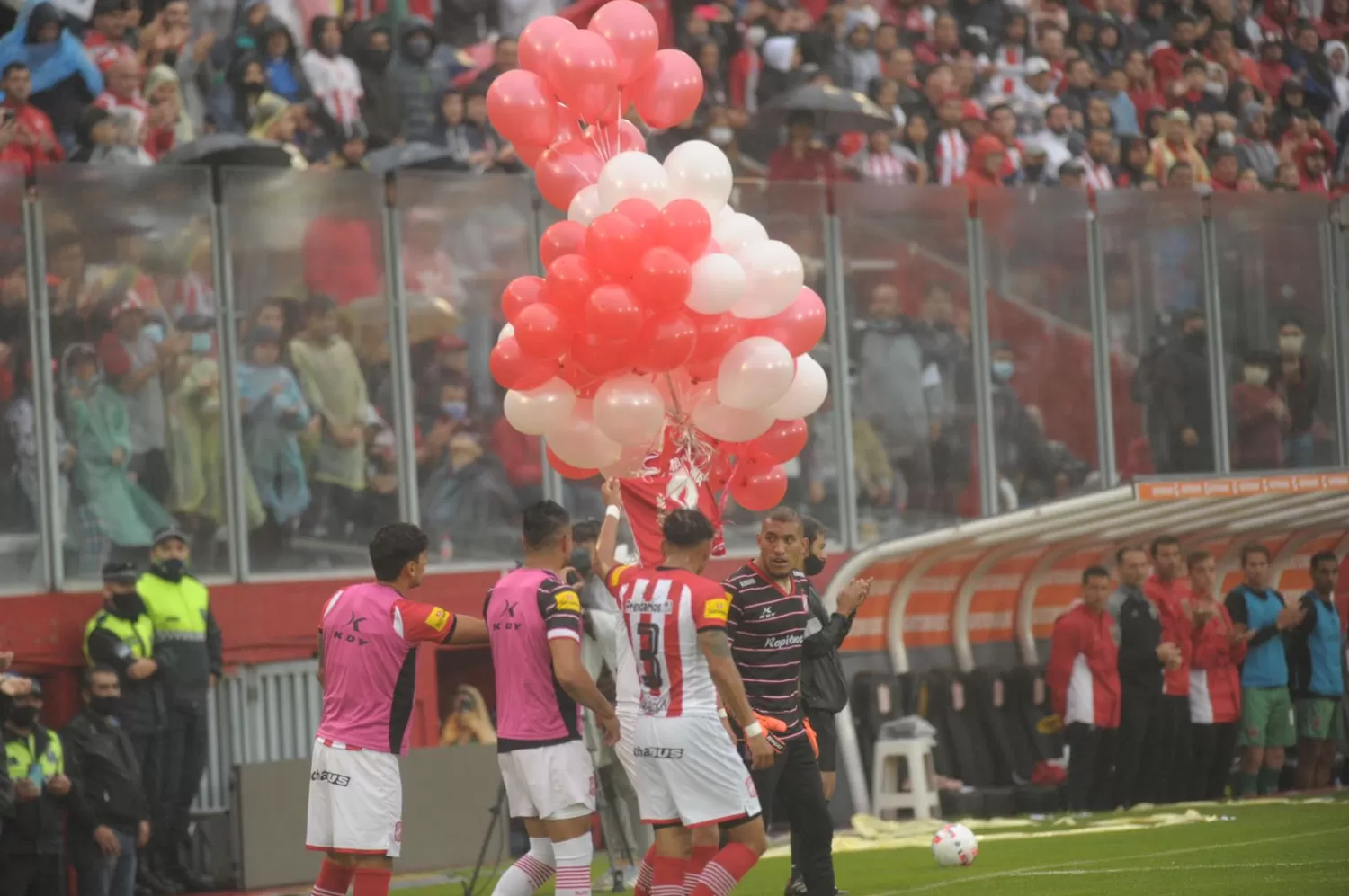 EN LA CIUDADELA. Los jugadores mandaron al cielo una camiseta del Santo. LA GACETA/FOTO DE FRANCO VERA