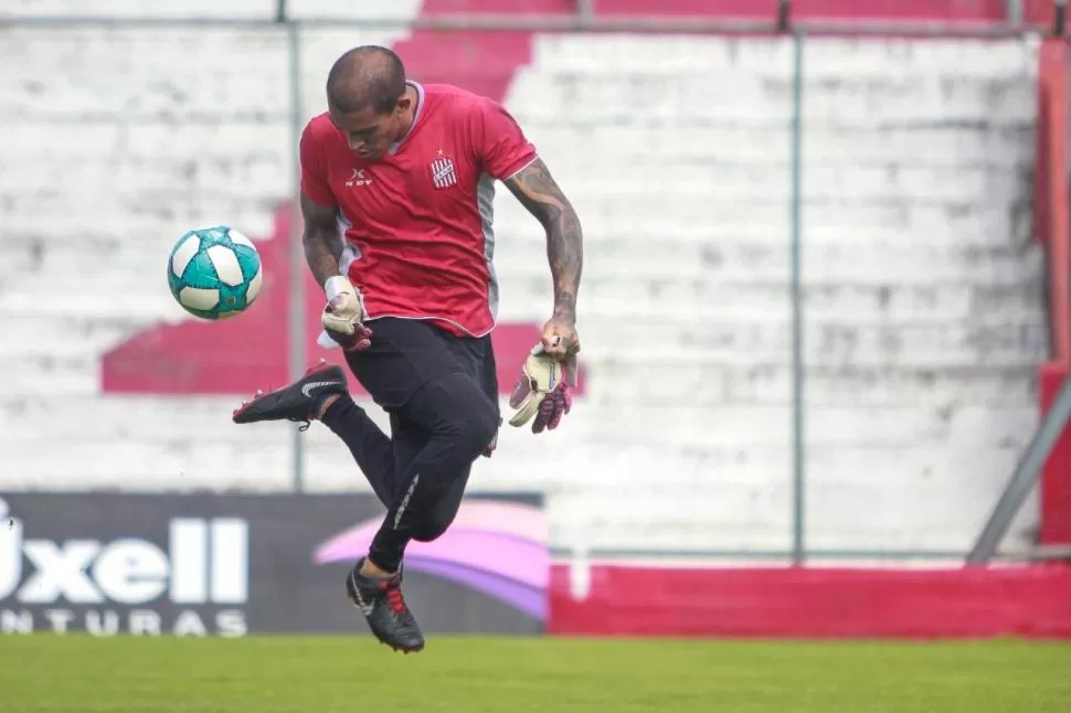 UNA MARCA REGISTRADA. Arce tiene muy buen manejo con los pies y lo pone a disposición de su equipo en cada partido. Foto de Alejandro Cruz-Prensa CASM