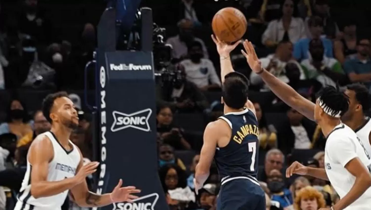 BANDEJA. Campazzo aportó dos puntos en la caída de Nuggets ante Grizzlies.