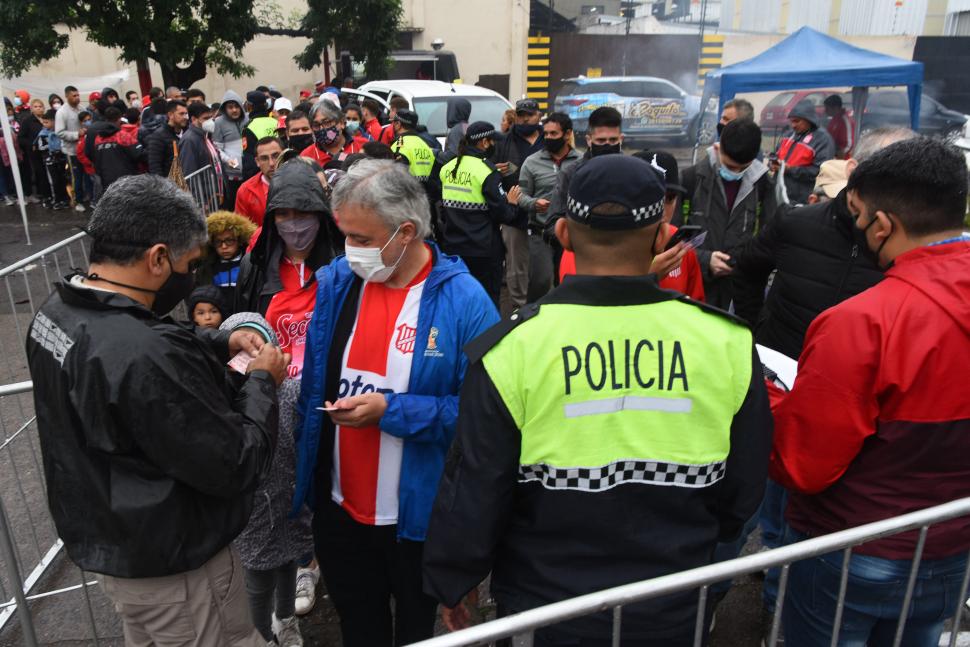 MULTITUD. Los hinchas “Santos” agotaron las populares y colmaron las tribunas.  