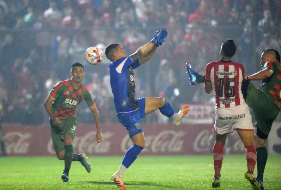 ¡A COBRAR! Matías Ballini ya metió la cabeza para desviar la pelota que se convertirá en el único gol del agónico triunfo de San Martín, que depende de sí mismo para jugar la primera final por el ascenso.  