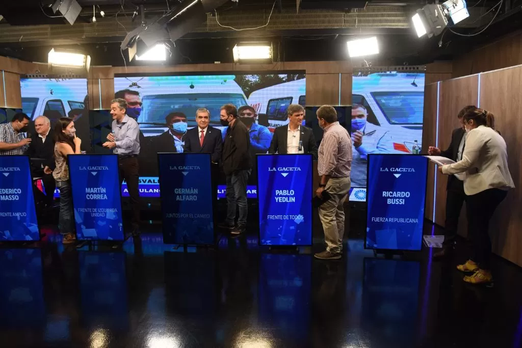 DEBATE. Los candidatos a senadores en primer término junto a sus asesores. JUAN PABLO SÁNCHEZ NOLI / LA GACETA