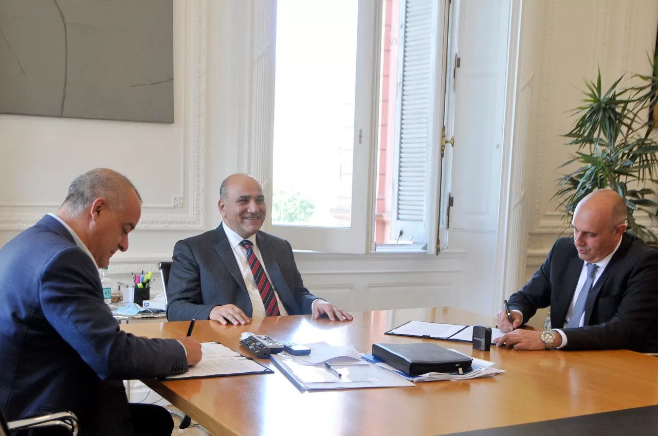 EN LA CASA ROSADA. Manzur, junto al ministro Guerrera y al intendente Noguera, firman el convenio por la ciclovía de Tafí Viejo. Foto Twitter @Javier_Noguera