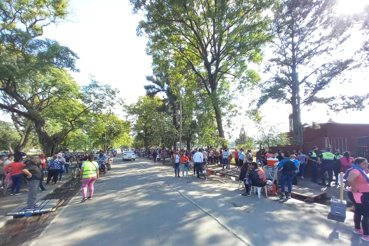 LARGAS FILAS. Cientos de personas concurrieron este jueves al Hipódromo para recibir los $ 5.000. Foto Analía Jaramillo / LA GACETA