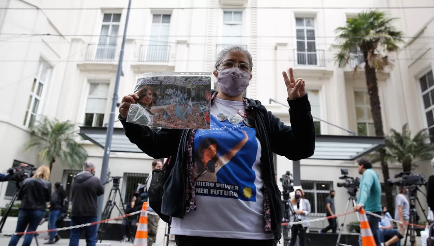 FUERZAS. Durante toda la mañana seguidores de Cristina Fernández se acercaron para manifestarle su cariño.