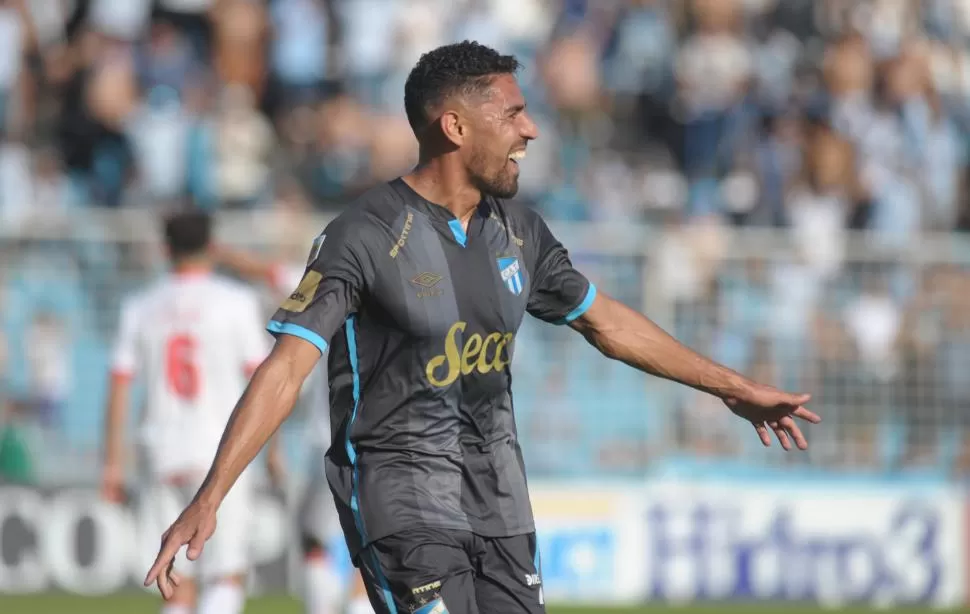 BUEN CABEZAZO. Marcelo Ortiz sabe ganar en las dos áreas. LA GACETA / FOTO DE FRANCO VERA