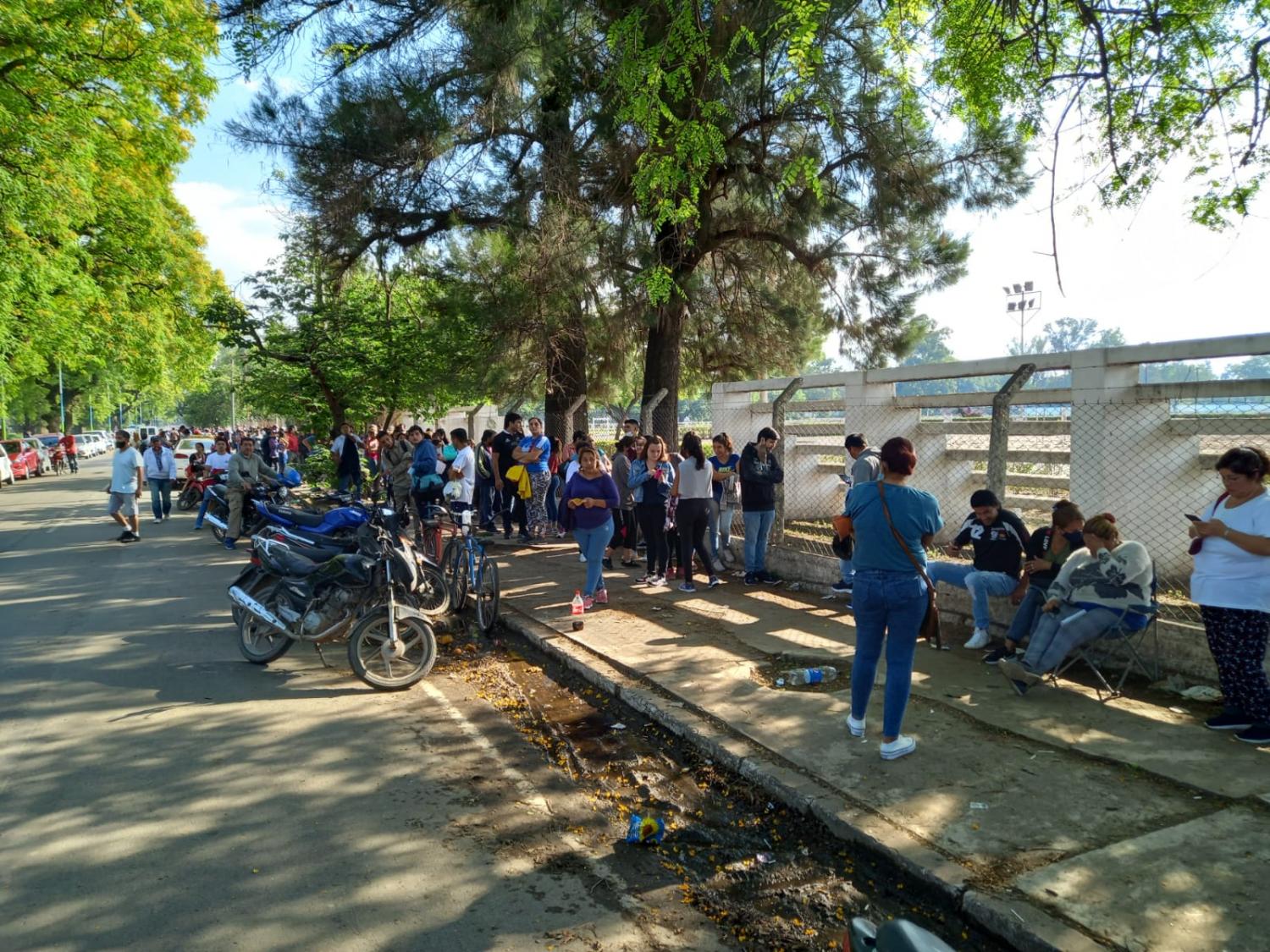 EN EL HIPÓDROMO. Beneficiarios aguardan para percibir el subsidio de $ 5.000. Foto: Analía Jaramillo / LA GACETA