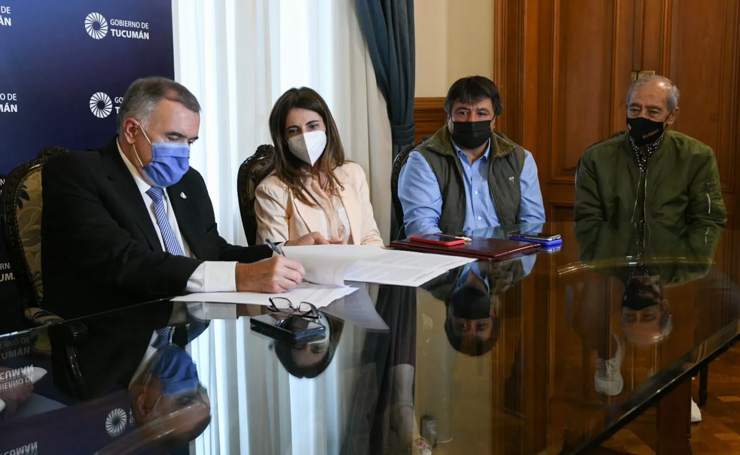 CONVENIO. El vicegobernador en ejercicio del Poder Ejecutivo, Osvaldo Jaldo, firma el acuerdo con los gremios en la Casa de Gobierno. Foto: Prensa Gobernación