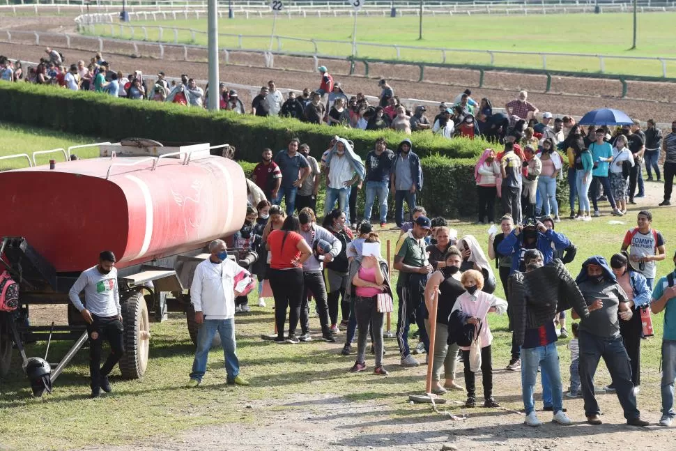 UNA MULTITUD. Miles de tucumanos y tucumanas hicieron ocho cuadras de fila en el hipódromo para acceder a las ayudas sociales en efectivo que otorga el Gobierno de la Provincia. 