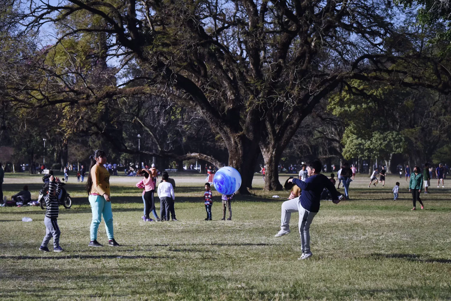 CON ABRIGO. El domingo miles de tucumanos aprovechan para pasar tiempo libre en el parque 9 de Julio.