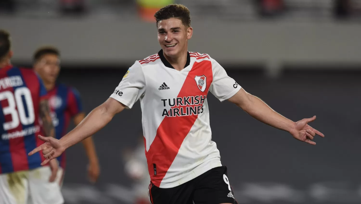 FIGURA. Julián Álvarez lleva anotados 11 goles en el torneo con la camiseta de River.