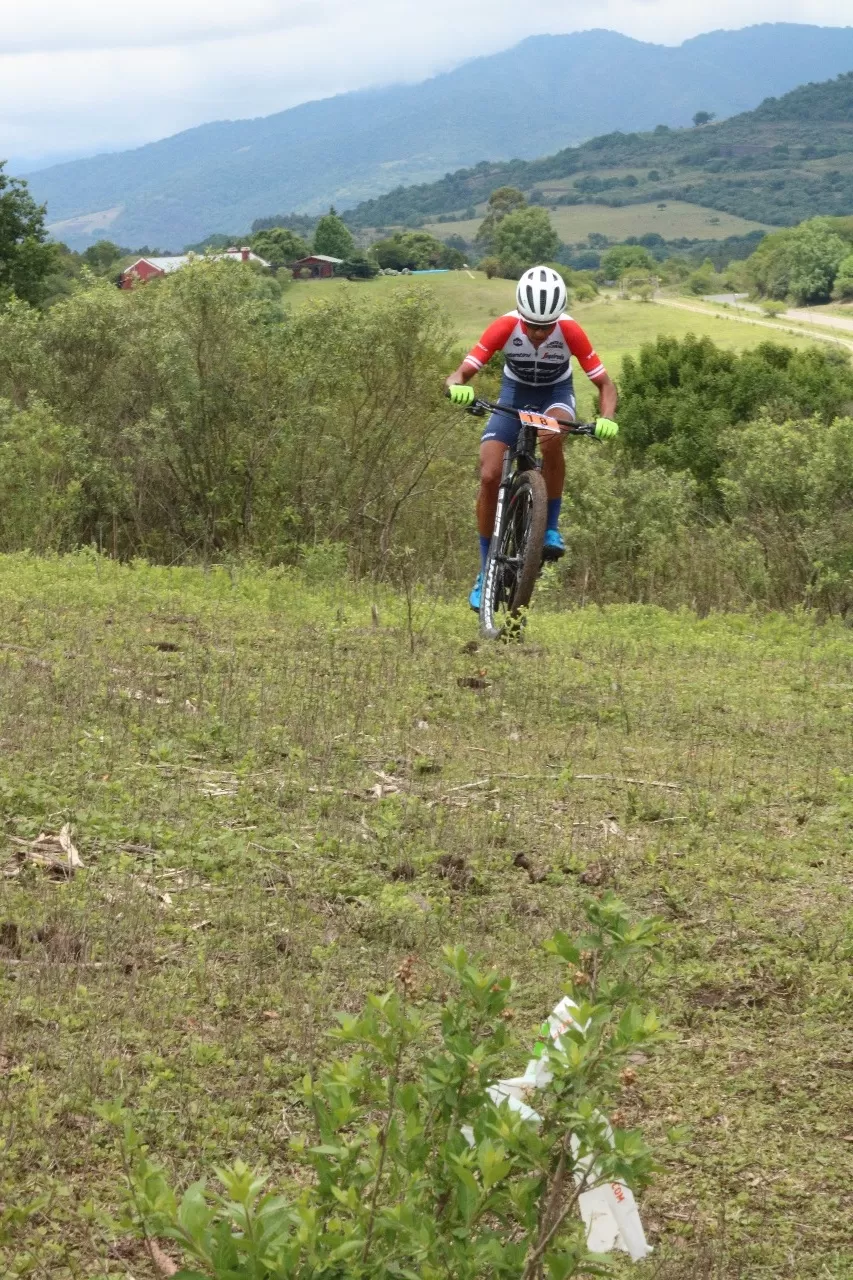 SIGUE ESCALANDO. “Alvarito” Macías mostró un excelente nivel en La Gran Vuelta a La Sala, donde relegó por más de cuatro minutos al “Mono” Darío Gasco. Fotos gentileza de Raul “Marusa” Carranza