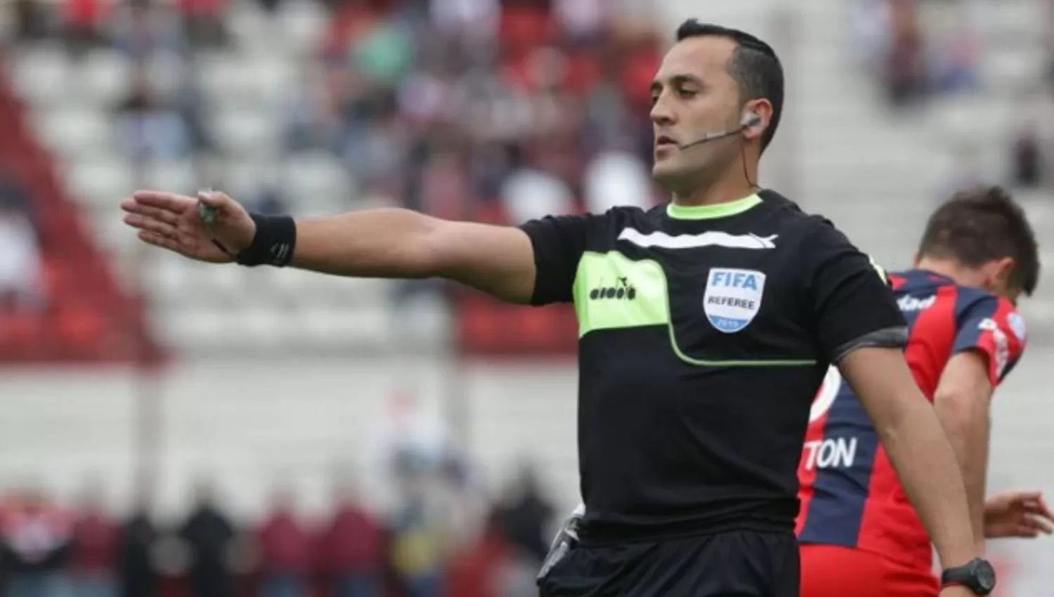 ÚLTIMO PARTIDO. Fernando Espinoza dirigió el domingo en la victoria de Vélez sobre San Lorenzo.