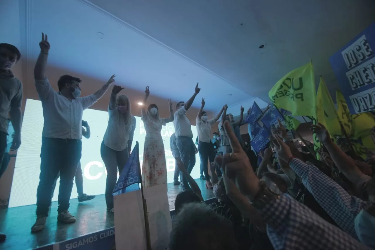 ACTO DE CAMPAÑA. Stella Maris Córdoba, junto a Chahla, Mendoza, Melo y otros dirigentes del FDT. Foto: Prensa Proyecto Popular