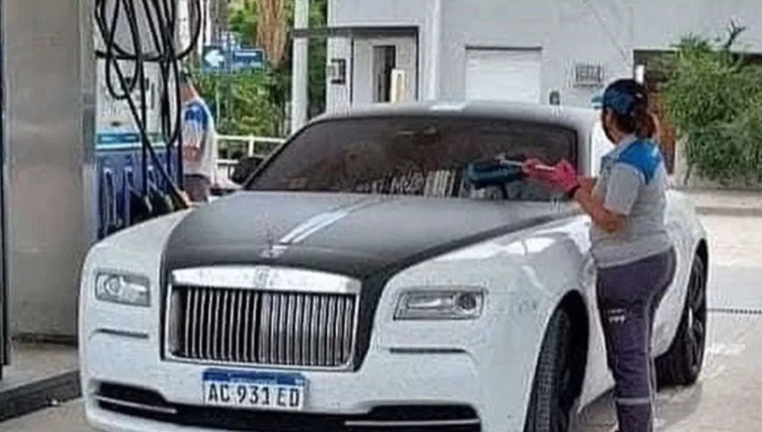 IMPONENTE. El Roll Royce de Carlos Tevez, en una YPF de Marcos Juárez, en Córdoba.