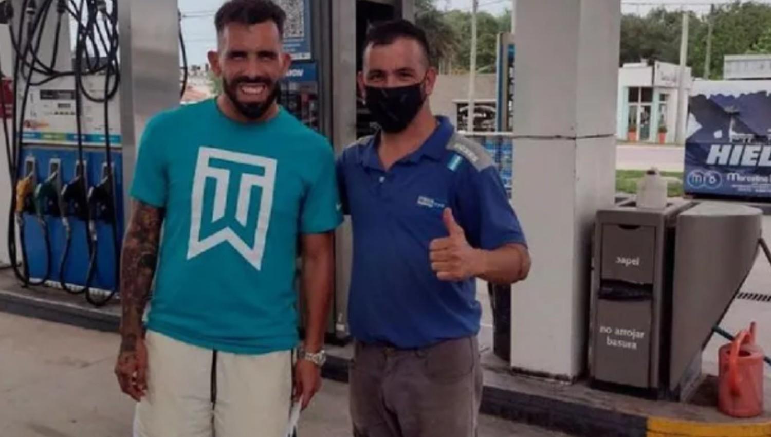 PARA EL RECUERDO. Tevez se tomó una foto con uno de los playeros.