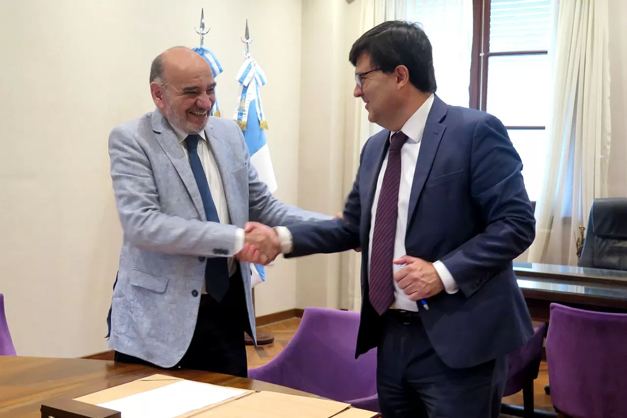 CONVENIO. El ministro fiscal, Edmundo Jiménez, y el ministro de Seguridad, Eugenio Agüero Gamboa, rubricaron el convenio en los tribunales. Foto: Prensa MPF
