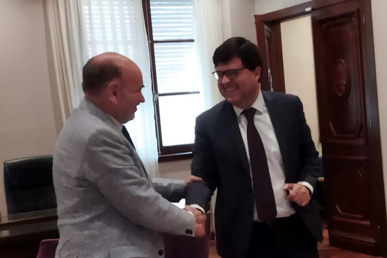 SALUDO CORDIAL. Edmundo Jiménez Y Eugeno Agüero Gamboa, tras la firma del acuerdo.