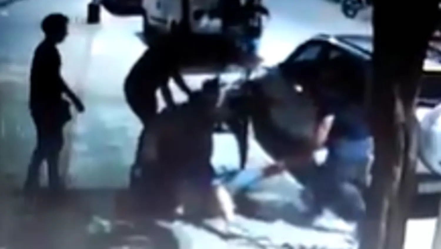 EN GRUPO. La patota golpeó a Pintos incluso cuando estaba en el piso. 