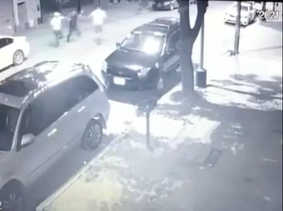 PERSECUCIÓN Y CAPTURA. Lo abordaron en la zona de Roca y Colón. En la vereda recibió patadas y puñetazos.  