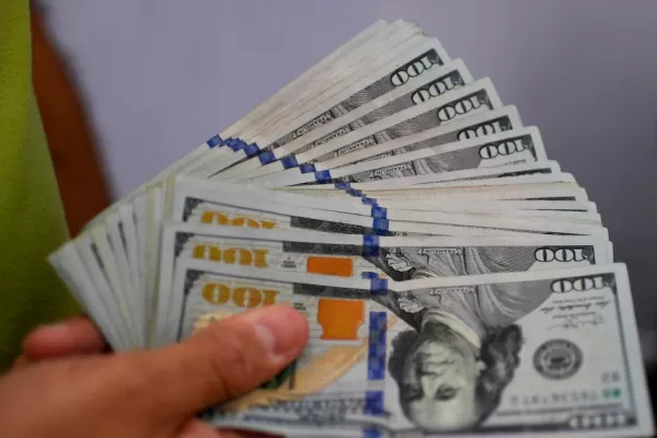 Tras los comicios, el dólar blue comenzó en alza, pero retrocedió a $ 199,50
