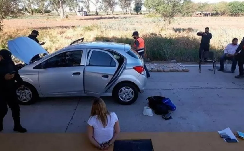DETENIDOS. El momento que inspeccionan el vehículo.  
