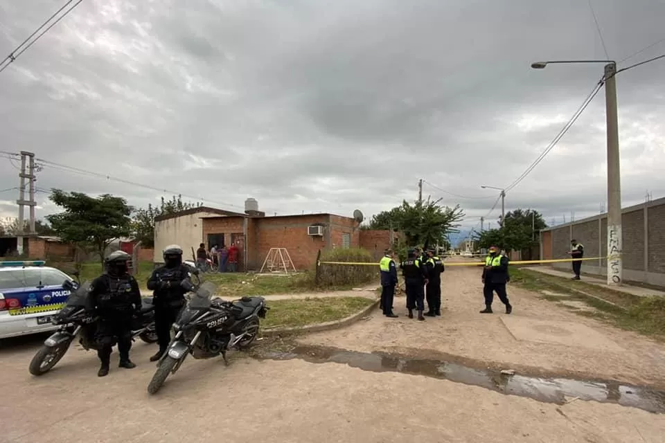 Dos balas alcanzaron a un agente en un violento velorio. Archivo