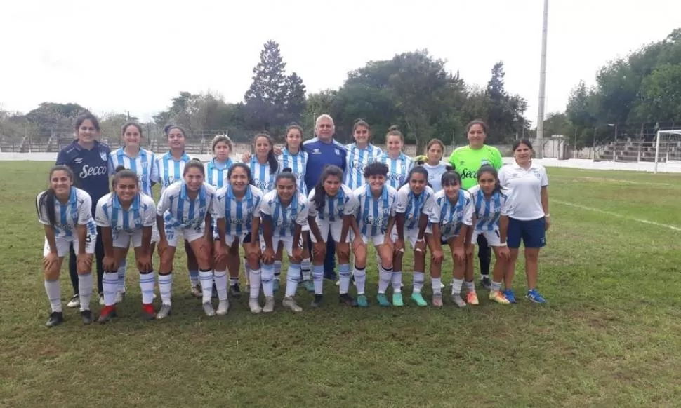 UNIDAS POR EL MISMO OBJETIVO. A plantel completo, las “Decanas”, pos victoria ante El Carril de Jujuy, realizaron la tradicional foto junto con el técnico Fernando Robles, en el estadio de Metán, Salta. LILIANA SALAZAR