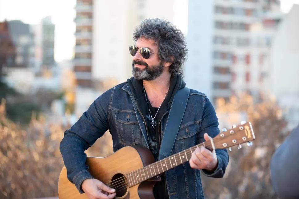 GUITARRA Y VOZ. Las herramientas  esenciales para componer nuevas canciones y tocar las de siempre.    prensa