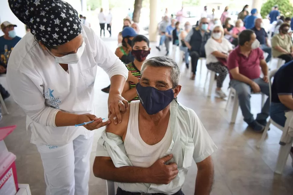 PASO FUNDAMENTAL. La tercera dosis en mayores es importante para reforzar el sistema inmunológico.   
