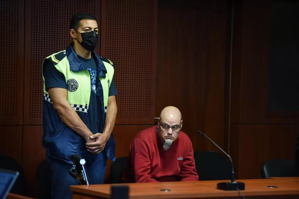 SERIO. Luis Corral, de buzo rojo, guardó silencio durante la audiencia. 