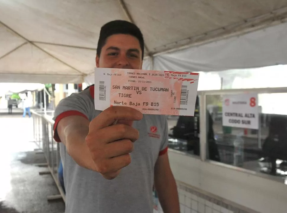 QUÉ FELICIDAD. Un hincha muestra con orgullo la entrada para el partido del lunes contra Tigre. La Ciudadela lucirá sus mejores galas en un duelo trascendental. LA GACETA / FOTOS DE ANTONIO FERRONI
