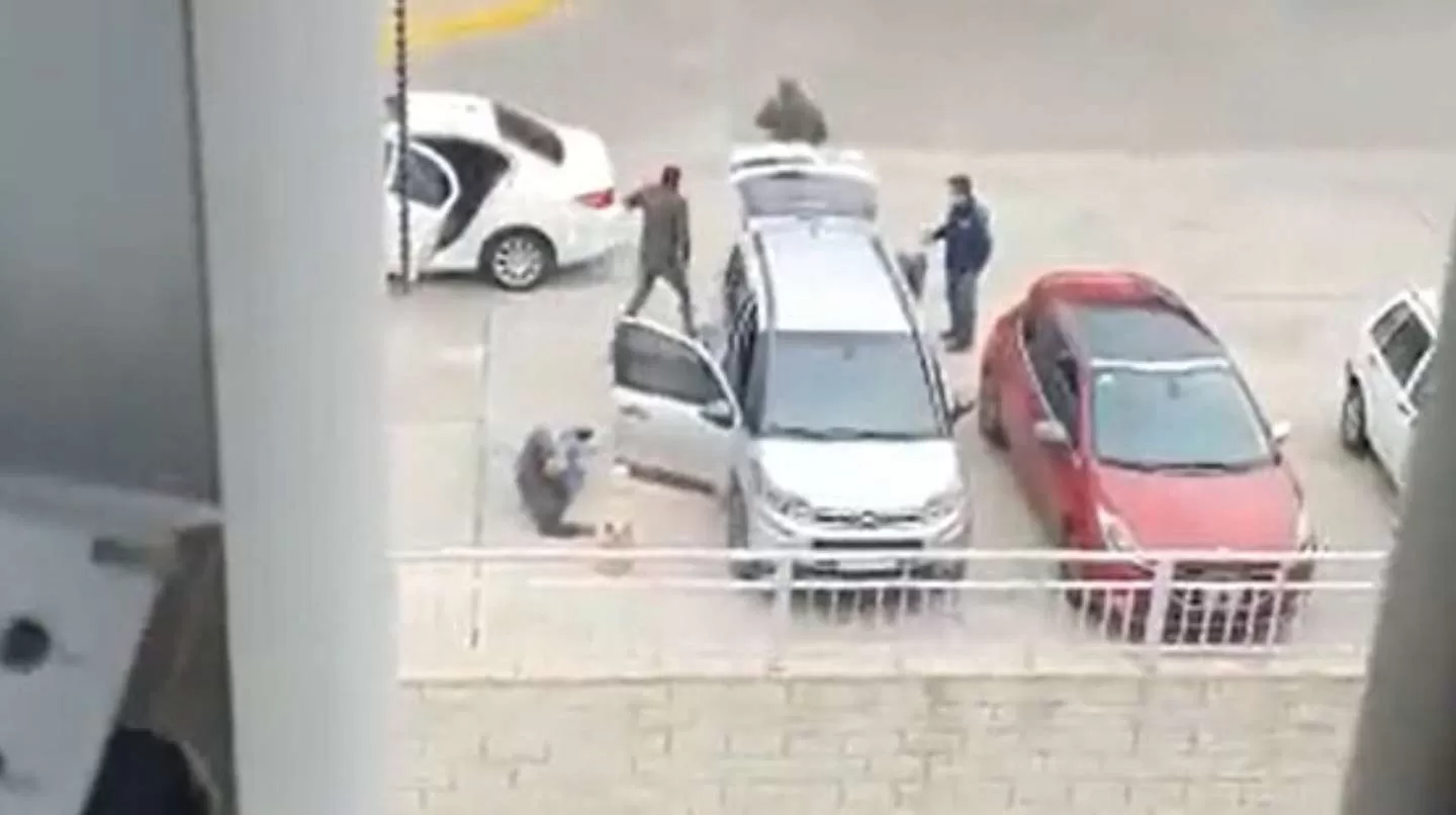 INSEGURIDAD. Tres personas que fueron a comprar dólares blue fueron engañadas por falsos arbolitos. Foto tomada de TN.COM.AR