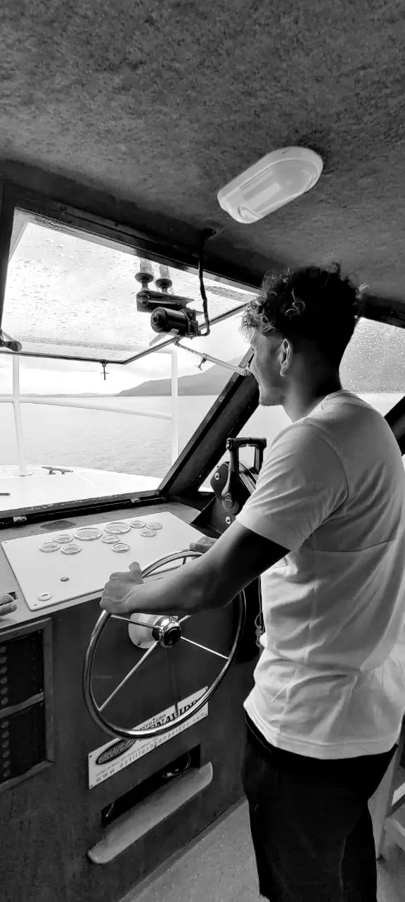 “CAPITÁN” DIARTE. Lucas tomó el timón de la lancha en la que paseó el plantel. Foto Gentileza de Alejandro Cruz