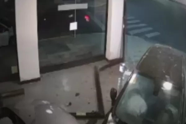 Chocó su auto contra una concesionaria: dio positivo por alcoholemia