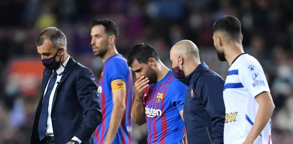 Agüero se retira del partido ante el Alavés. Foto Getty