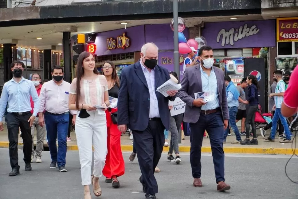 UNIENDO DOS PLAZAS. Masso y los candidatos del FAT fueron desde plaza Urquiza hasta Independencia. 