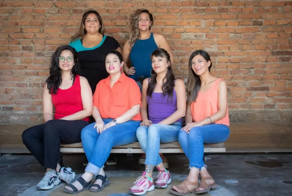 CREADORAS. El grupo íntegro que elaboró “Estafadas por la historia”. 