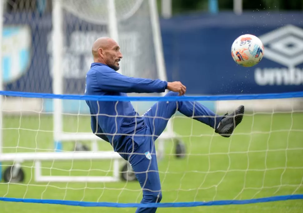 DIEZ PUNTOS. A tres años de haber colgado los botines, “Cholo”, se mantiene en buena forma física y aprovecha algunos momentos de la práctica para sumarse. 