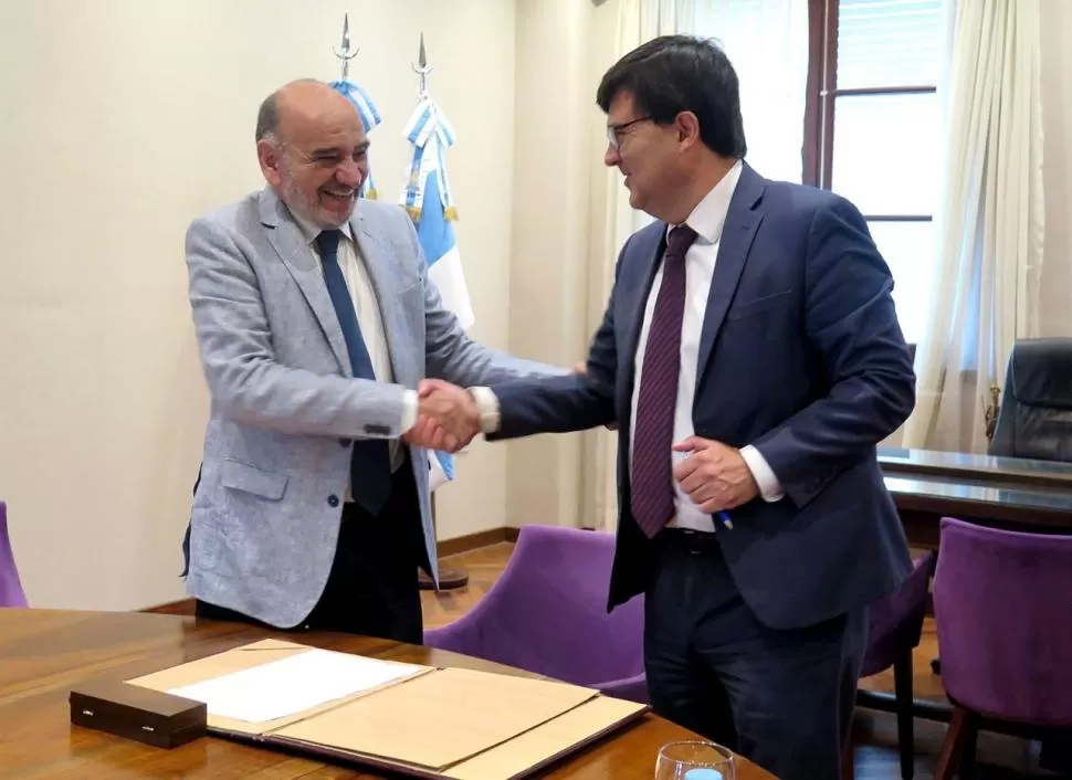 FUERTE APRETÓN. Jiménez saluda a Agüero Gamboa.  