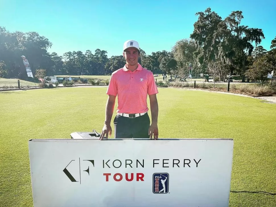 ORGULLOSO. Martín posa con un cartel que hace alusión al circuito. 