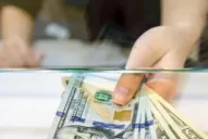 El dólar blue cerró la semana en $ 338 y el riesgo país quedó al borde de los 3.000 puntos