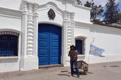 Recorrió más de 12.000 km, llegó a Tucumán y ahora va hacia México: todo a pie