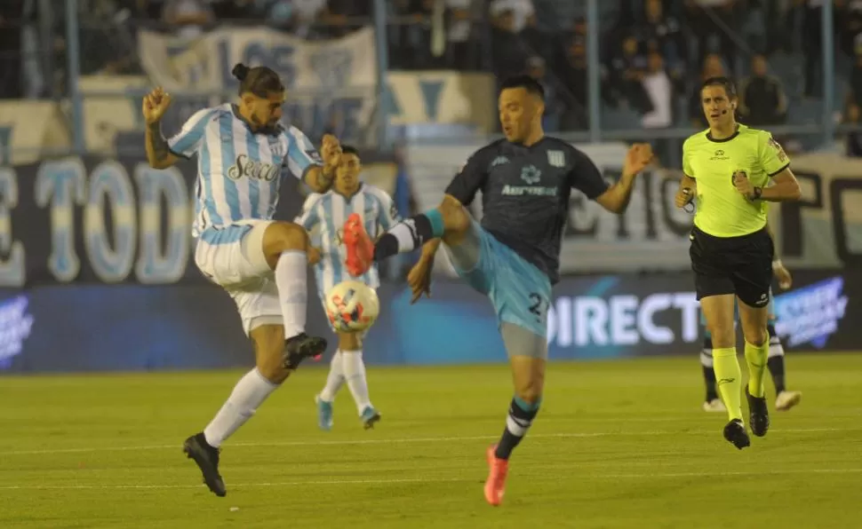 SIN CASSETTE. “Junior” Benítez enfrentó los micrófonos en la era De Felippe y armó un revuelo que terminó recién con la salida del club del entrenador. 