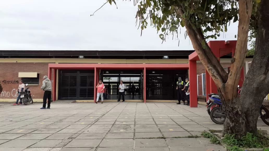 AL PIE DEL CERRO. En la escuela Petrona Campero de Adami, debido a sus grandes dimensiones, los electores ingresaron con comodidad. LA GACETA