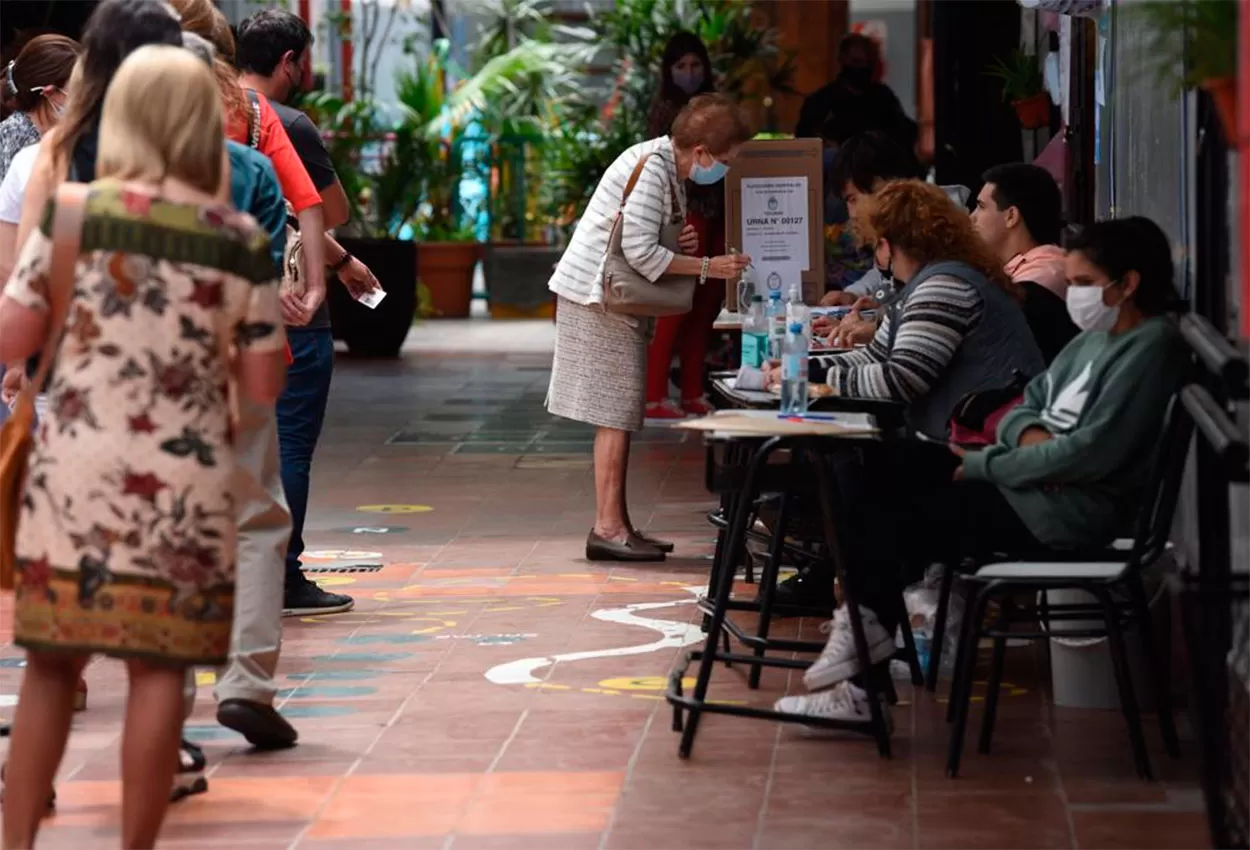 A paso lento: hasta las 13 votó alrededor del 33% del padrón en Tucumán