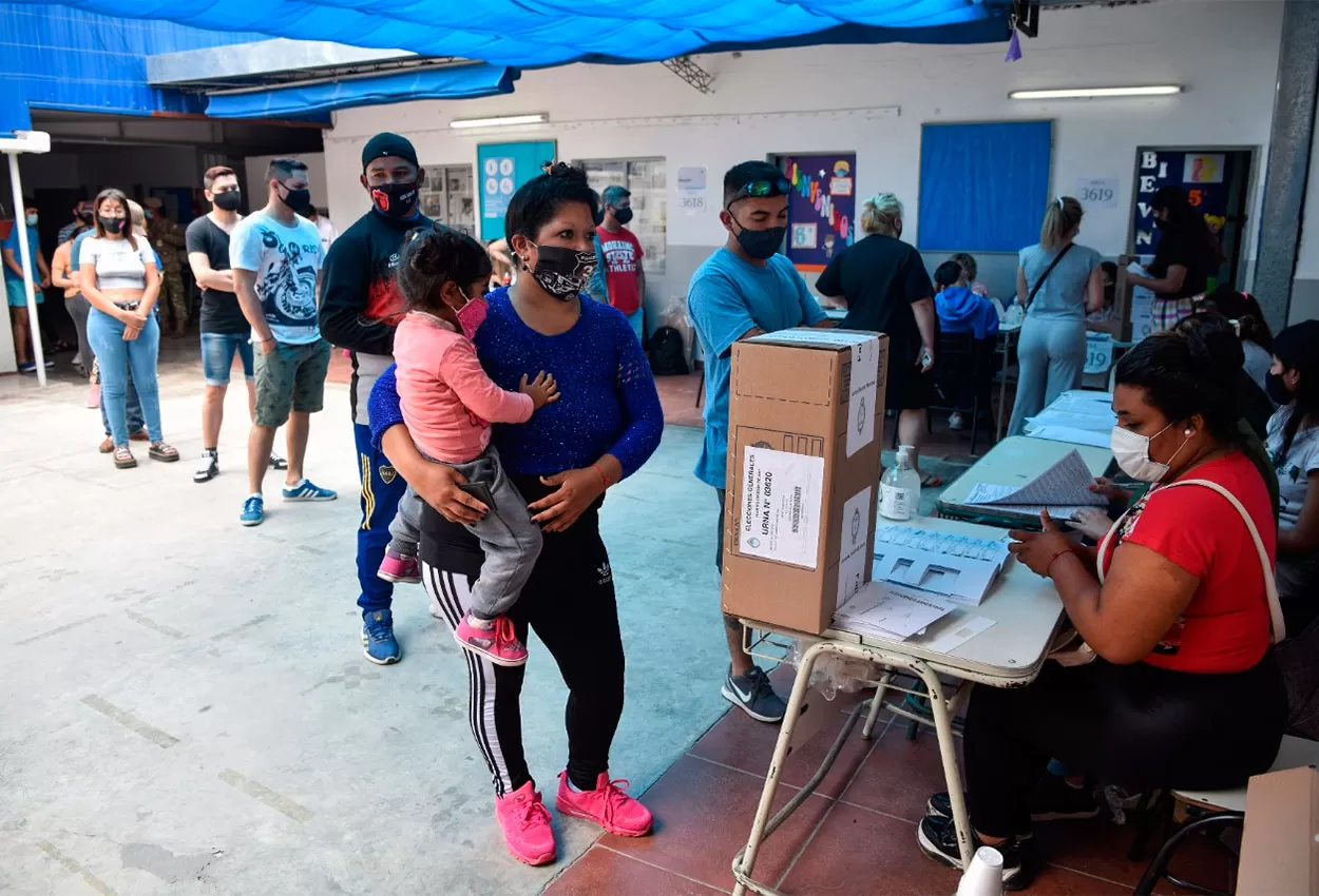 EN LAS TALITAS. Cerca del mediodía se formaron filas en las mesas de votación.