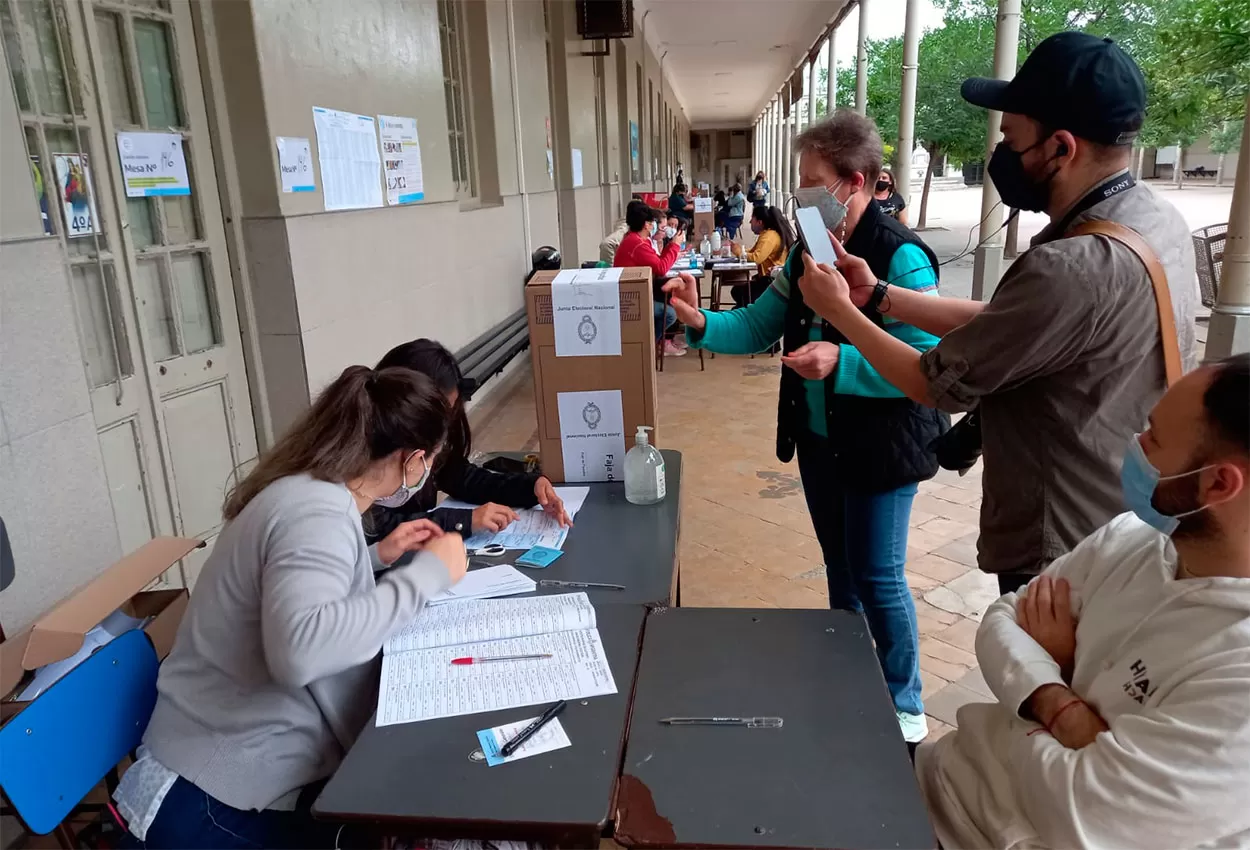 En fotos: sin apuro y con un abrigo ligero, los tucumanos comenzaron a poblar las escuelas