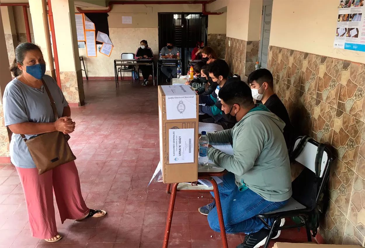 VOTACIÓN EN TAFÍ VIEJO. Los electores acuden a las escuelas este 14 de noviembre.