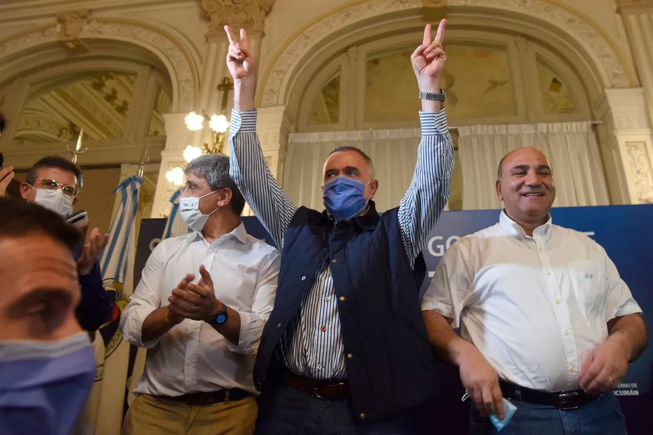 EN EL SALÓN BLANCO. Yedlin, Jaldo y Manzur, tras el escrutinio provisorio.